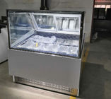 曲げられたガラス ドアのアイス クリームの冷却装置によって凍らせているアイスキャンデーの飾り戸棚