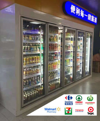 スーパーマーケットの飲料のミルクは陳列だなのガラス ドアの低温貯蔵部屋を冷やした